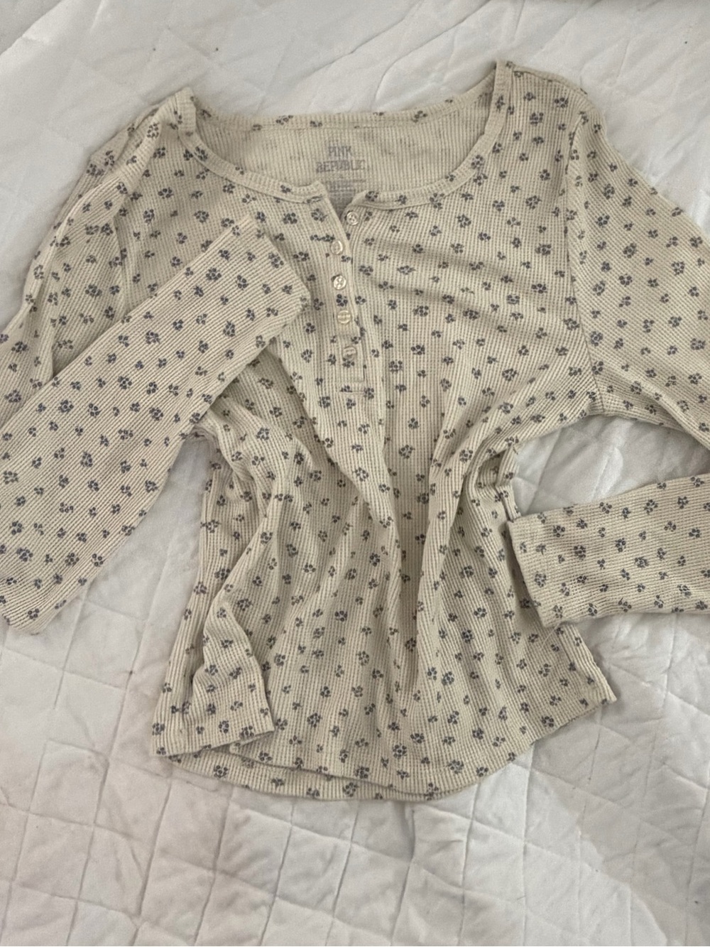 Cream Ribbed Henley with Navy Floral Print🖤
